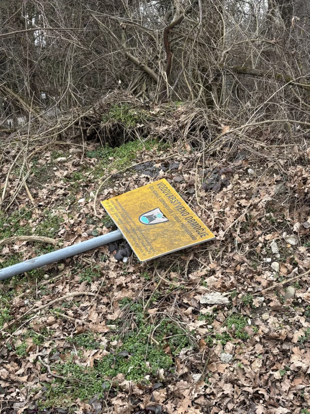 Plastični stol, vzmetnica, umivalnik &hellip; Okoli Save več divjih odlagali&scaron;č