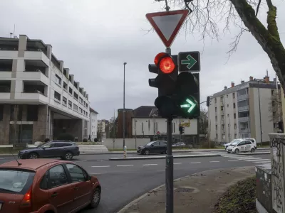 Nevarno v križi&scaron;če: ali je voženj skozi rdečo luč res več?