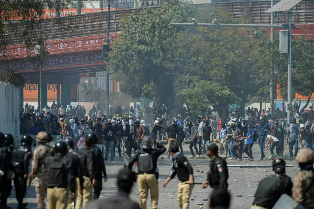Protesters engage in a clash with security forces outside the U.S. Consulate General, following news of U.S. and Israeli strikes on Iran that killed Iran's Supreme Leader Ayatollah Ali Khamenei,&nbsp;in Karachi, Pakistan&nbsp;March 1, 2026. REUTERS/Imran Ali