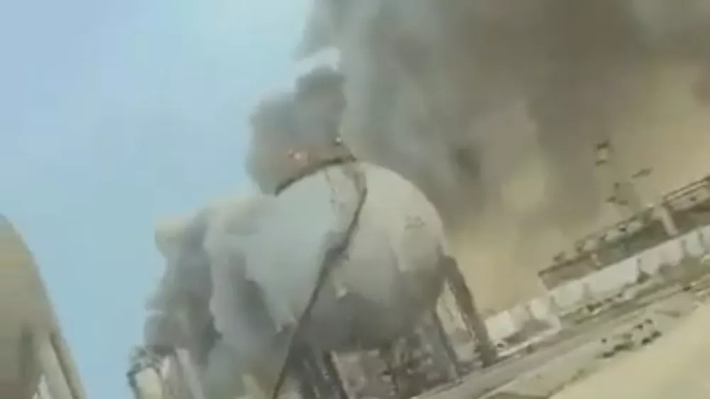 Iranski dron je zadel eno glavnih naftnih rafinerij v Savdski arabiji.