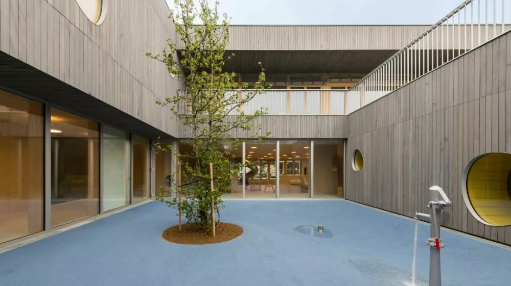 Vrtec Kočevje, enota Čebelica; zlati svinčnik 2023 za odlično izvedbo; strokovno priznanje Zbornice za arhitekturo in prostor Slovenije; avtorji arhitekture: svet vmes - Jure Hrovat, Ana Kreč, Katja Paternoster; avtorji krajinske arhitekture: Kolektiv Tektonika - Darja Matja&scaron;ec, Nejc Florjanc, Katja Mali. F foto Lov&scaron;in