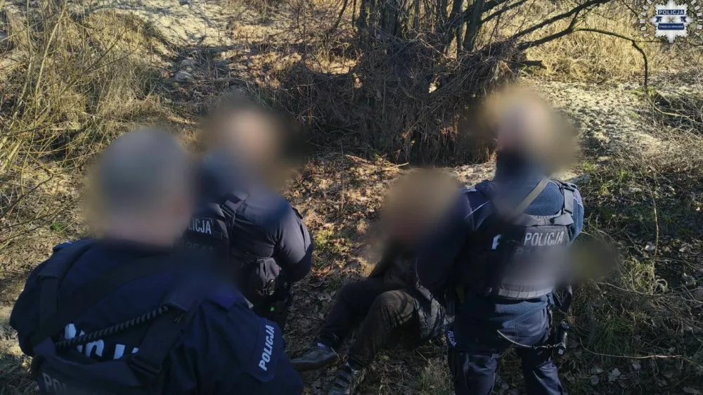 Aretacija 17-letnika, ki naj bi na jugu Poljske s sekiro umoril prababico in očima. Motiv &scaron;e ni znan. 