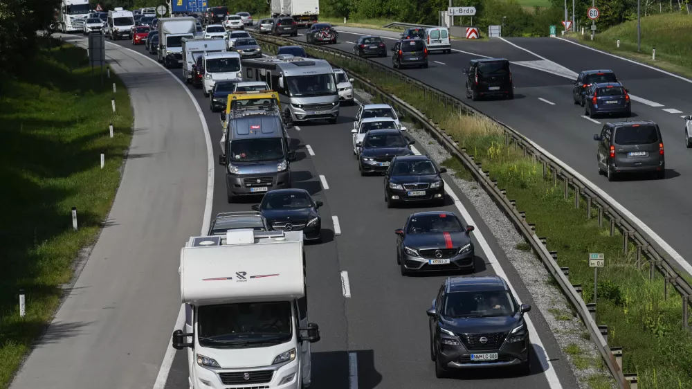 Gneča - simbolična fotografijaDARSavtocestacestazastojiprometrazcep Kozarjesmer Brezovicazastojgneča na cestah22.08.2025 - Gneča na avtocesti pri razcepu KozarjeFoto: Nik Erik Neubauer 