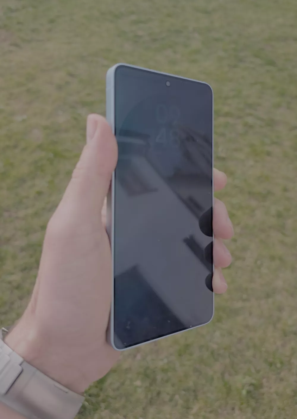 Galaxy s26 ultra lahko zatemni pogled vsem, ki na zaslon gledajo s strani.