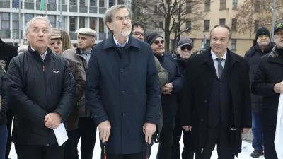 Aleš Hojs, Lojze Peterle, Branko Grims13.01.2026 - spominska slovesnost ob obletnici smrti politika Jožeta Pučnika (1932-2003), osrednja govornika bosta podpredsednik SDS Aleš Hojs in prvi predsednik slovenske vlade Lojze Peterle; Trg republikeFoto: Luka Cjuha