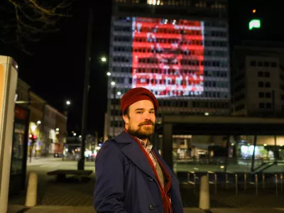 - Du&scaron;an Josip Smodej, kurator in direktor Fotopuba04.04.2022.- Portret Vladimirja Putina napolnjen s krvjo ukrajinskih borcev projeciran na stavbi Metalka, v centru Ljubljane. Projekt, ki nastaja v sodelovanju s Fotopubom, predstavlja umetni&scaron;ko delo v franciji živečega ruskega umetnika Andreja Molodkina. Umetnikovi prijatelji so za projekt svojo kri darovali, preden so se vrnili v Ukrajino, kjer se borijo za svojo državo.//FOTO: Bojan Velikonja