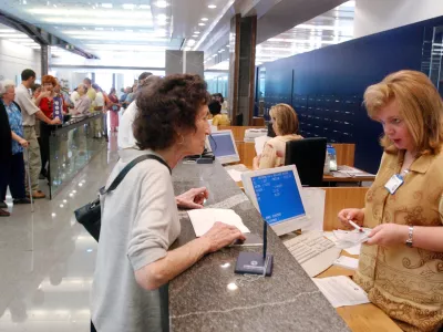 vrsta v banki NLB -Nova Ljubljanska banka - poslovanje s komitenti - komitent - bančno okence - plačilne transakcije 