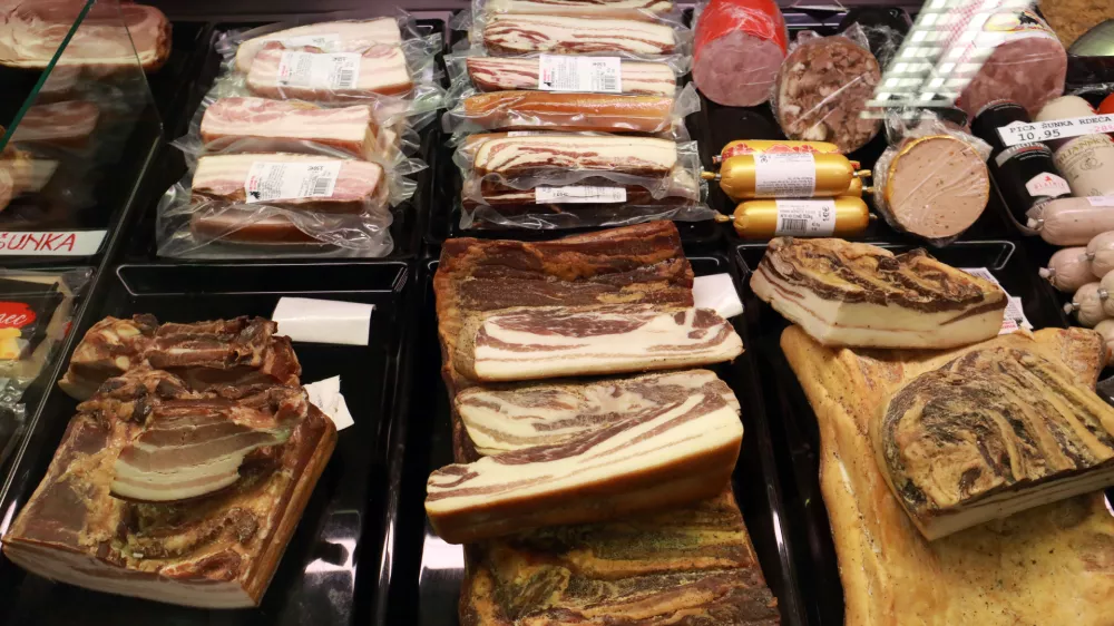 11.02.2026 - meso, mesar,tržnica, prodaja mesa, slanina, &scaron;pehFoto: Tomaž Skale