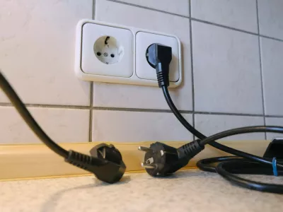 D&uuml;sseldorf 22.10.2025 Steckdose Schuko Schukostecker &Ouml;ko-Strom Elektrizit&auml;t Wohngebiet Hochspannung E-Smog Elektrosmog Stromkosten Stromrechnung Stromverg&uuml;tung Netztransparenz Stromtarife Strom &Ouml;kostrom Blitzschutz Blitz Stromausfall Unwetter Rechnung Spannungsabfall Mietnebenkosten Nebenkosten Miete Mietshaus Mietkosten Wohnung Stromschlag Kurzschluss Stromstoss Spannung Spannungsschwankung Haushalt Haushaltsger&auml;te Haushaltsstrom Heizstrom Stromverbrauch Stromversorgung Haushaltssteckdose Volt Ampere 240V &Uuml;berspannung &Uuml;berspannungsschutz Spannungsschutz EEG-Umlage Strompreis Netzteil Unterputz Verputzen Renovierung Wohnungsrenovierung Elektroleitungen Inflation B&uuml;rgergeld K&uuml;chenger&auml;te Stromkabel Dunkelflaute D&uuml;sseldorf Nordrh,Image: 1047335515, License: Rights-managed, Restrictions: imago is entitled to issue a simple usage license at the time of provision. Personality and trademark rights as well as copyright laws regarding art-works shown must be observed. Commercial use at your own risk., Model Release: no