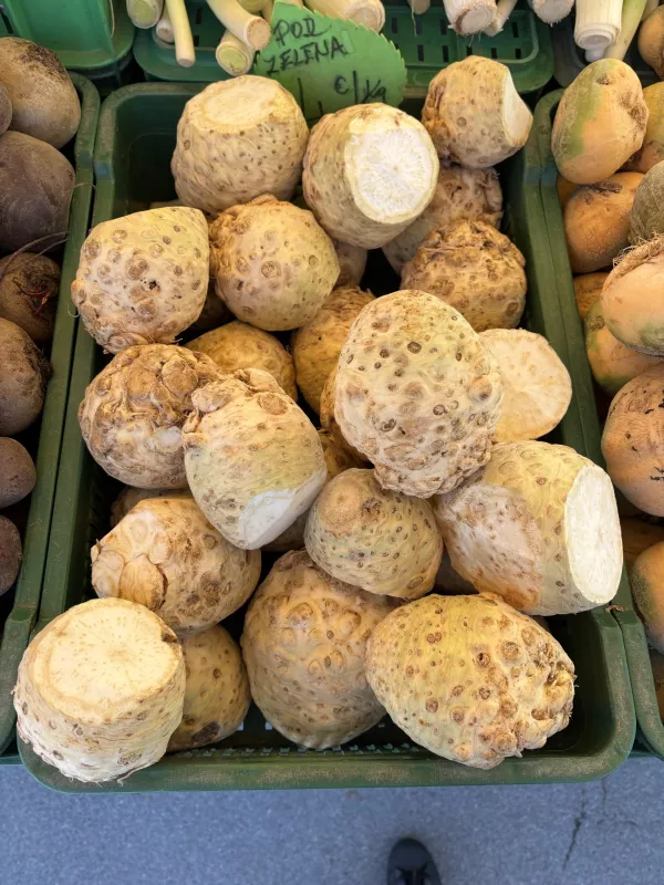 Gomolji zelene na centralni tržnici. 