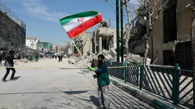 A boy holds an Iranian flag following a strike on a police station, amid the U.S.-Israeli conflict with Iran, in Tehran, Iran, March 4, 2026. Majid Asgaripour/WANA (West Asia News Agency) via REUTERS ATTENTION EDITORS - THIS PICTURE WAS PROVIDED BY A THIRD PARTY / Foto: Majid Asgaripour