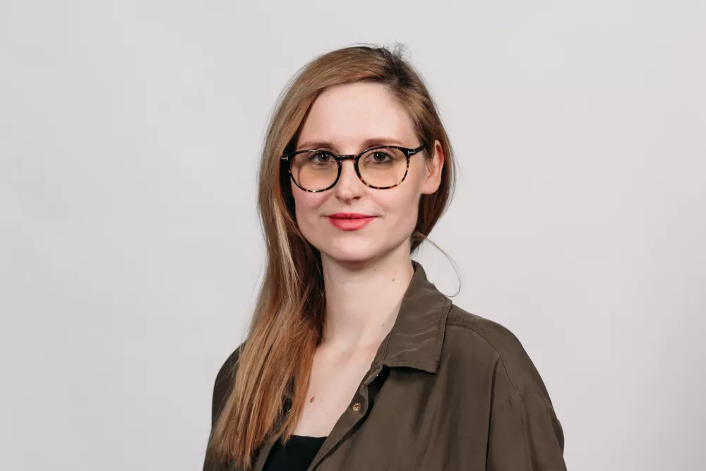 Poleg izobraževanj in neformalnih druženj spodbujamo tudi kulturo, kjer se nihče ne boji vpra&scaron;ati 'zakaj' ali priznati napake. Raznolikost pri nas ni le statistika, ampak dejstvo, da različni pogledi vodijo do bolj&scaron;ih tehničnih re&scaron;itev.Klara Zavrl, Teads, People & Culture