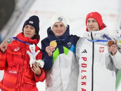 Italija, Predazzo.Zimske olimpijske igre 2026.Smucarski skoki, velika skakalnica, moski.Prejemniki medalj Ren Nikaido, Domen Prevc in Kacper Tomasiak.
