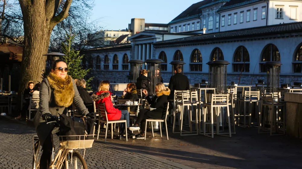 Petkov&scaron;kovo nabrežje - gostinski vrt - gostinstvo - 03.12.2019. - sončen dan v Ljubljani - vremenska slika meseca Decembra - .FOTO: Bojan Velikonja
