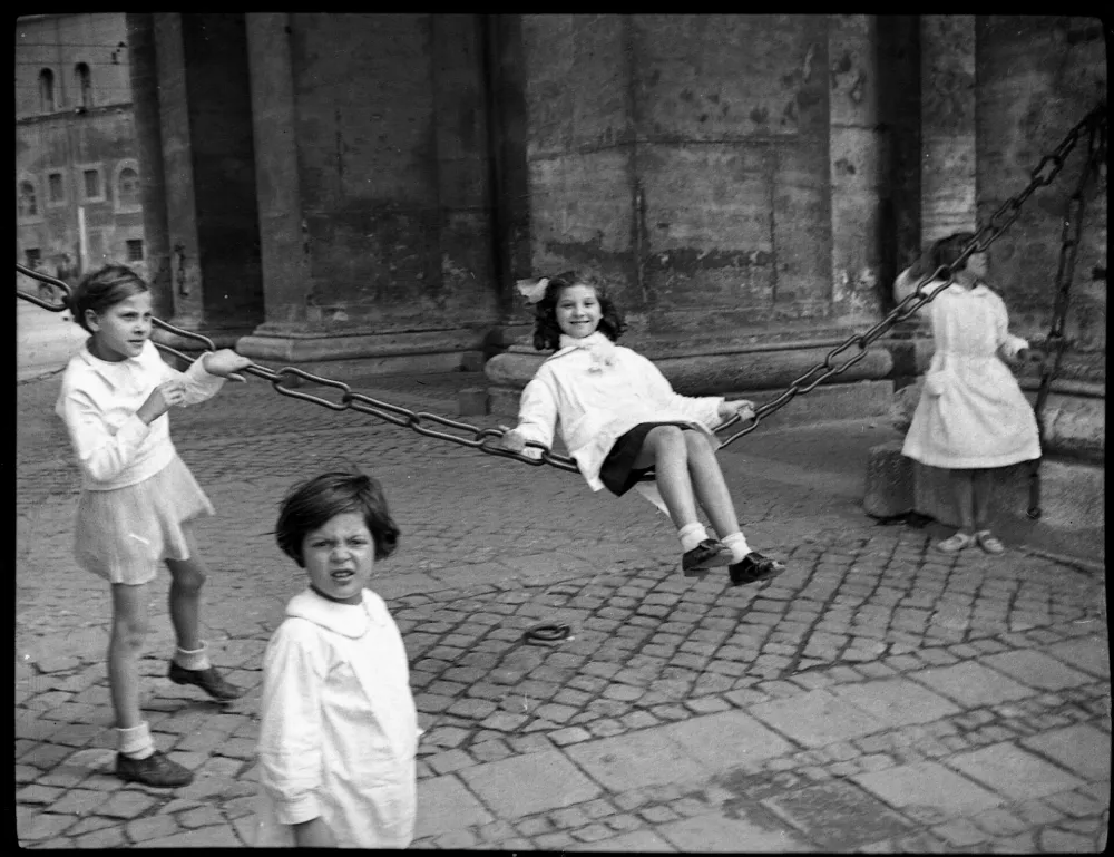 Deklice, ki se gugajo. Nagličev opus je poln dragocenih in toplih trenutkov iz vsakdanjega življenja preprostih ljudi. / Foto: Peter Naglič