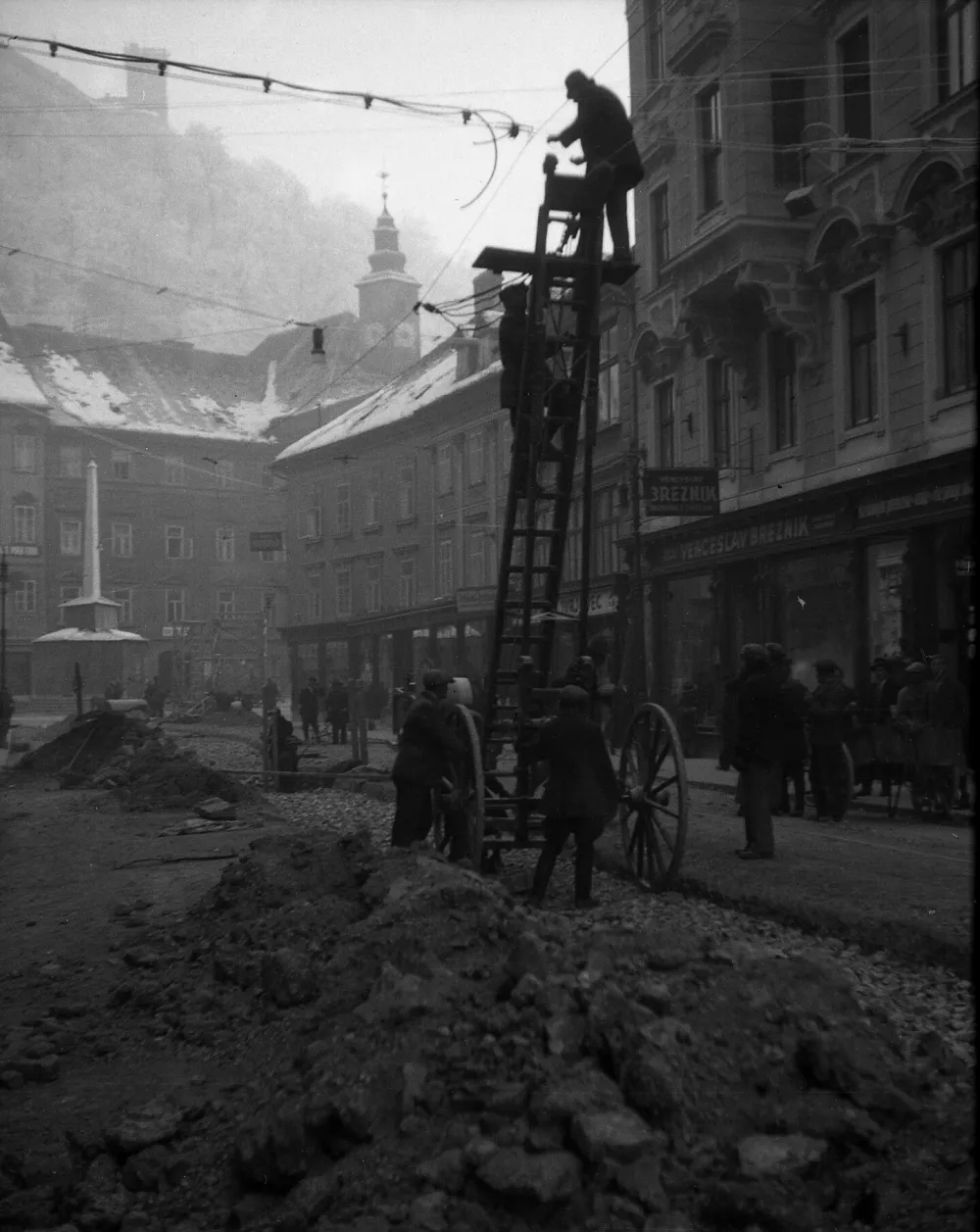 Gradnja tramvajske proge in polaganje tračnic na Stritarjevi ulici v Ljubljani, dragocen zgodovinski dokument prestolnice v razvoju. / Foto: Peter Naglič