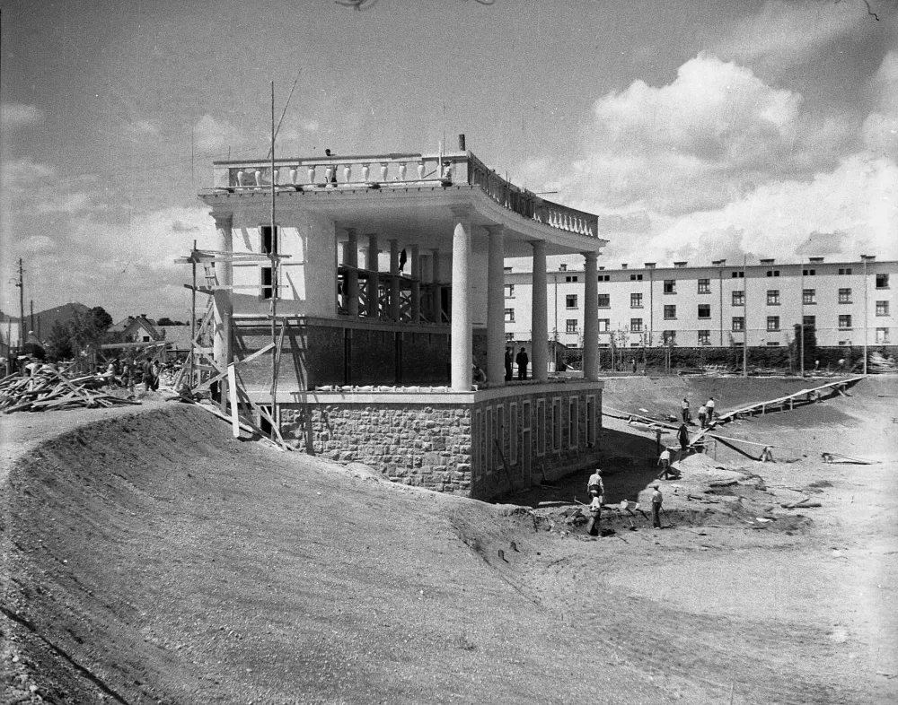 Gradnja Plečnikovega stadiona. Naglič je bil strasten kronist spreminjanja Ljubljane in njenih arhitekturnih dosežkov. / Foto: Peter Naglič