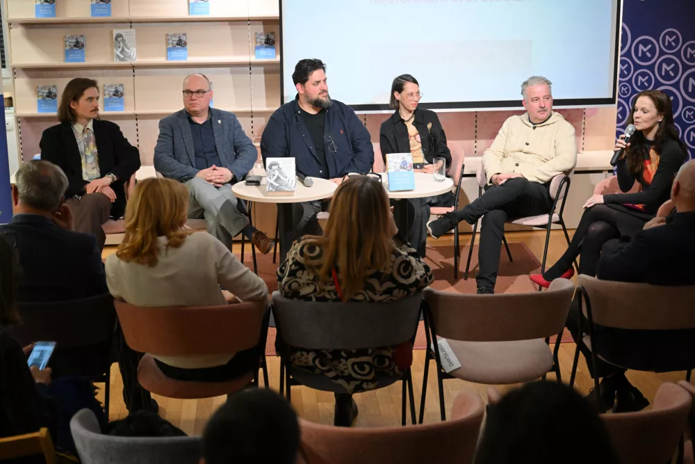 V poseben projektu spodbujanja branja na nacionalni ravni znani Slovenci in Slovenke navdihujejo tudi druge. Pogovoru s povezovalko večera Carmen L. Oven so se pridružili Bo&scaron;tjan Gorenc, Klemen Janežič, Maru&scaron;a Prelesnik Zde&scaron;ar, Dan Podjed in Janez Usenik, na daljavo pa so bili z nami tudi Mojca Mavec, Klemen Bauer in David Zupančič. Znanih, ki so podprli projekt, pa je &scaron;e mnogo več. / Foto: Žiga Živulovic Jr.