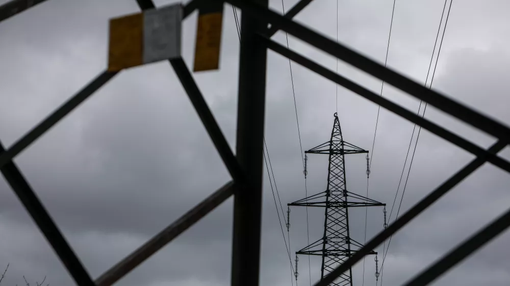 Med konkretnimi projekti in splo&scaron;nimi obljubami: kaj so načrti strank za infrastrukturo in energetiko?