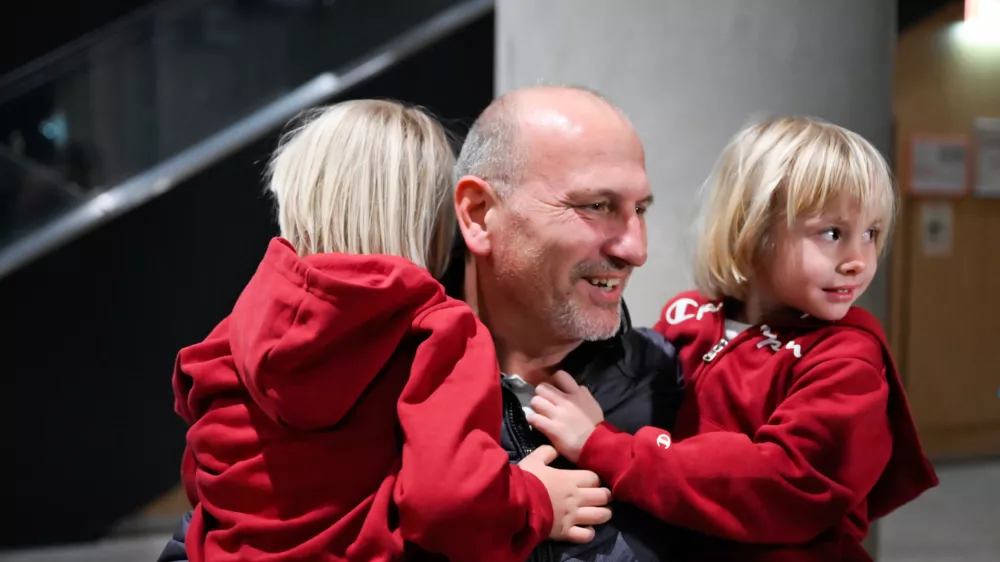 04.03.2026 Prihod Slovencev iz Dubaja na letali&scaron;če Brnik. FOTO: Nik Erik Neubauer