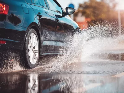 Pozorni bodimo predvsem na cesti&scaron;če in srednjeročno napoved vremena. / Foto: Istock