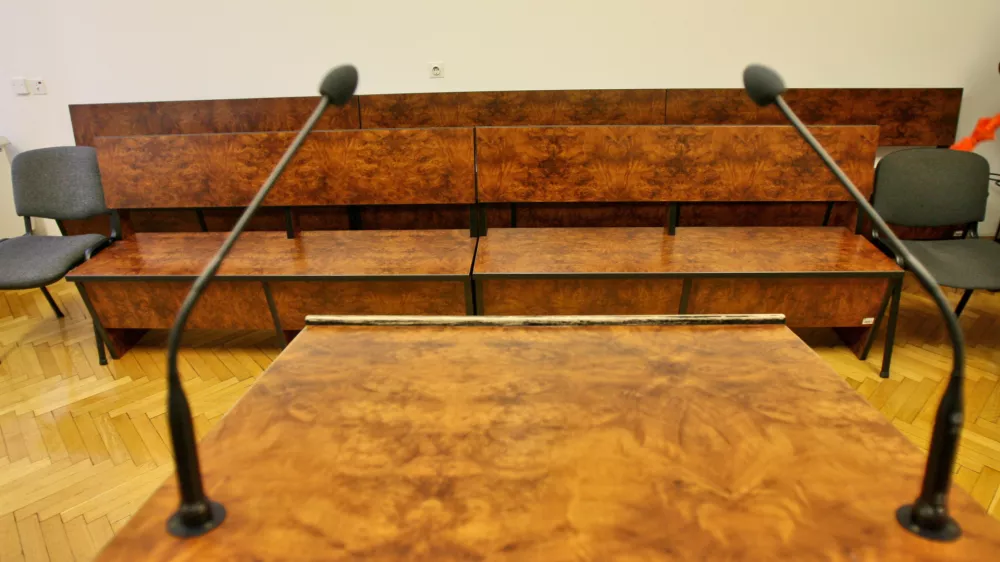 	- simbolična fotografija - sodna dvorana - zatožna klop - sodi&scaron;če				- 24.2.2015 - sojenje Ivanu Gabriču, Roku Snežiču in Nenadu Đukiću zaradi domnevnih goljufij in davčnih utaj//FOTO: Tomaž Skale