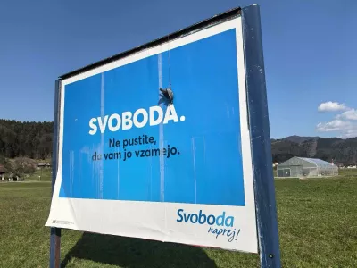 Obe&scaron;en golob na plakatu Gibanja Svoboda.