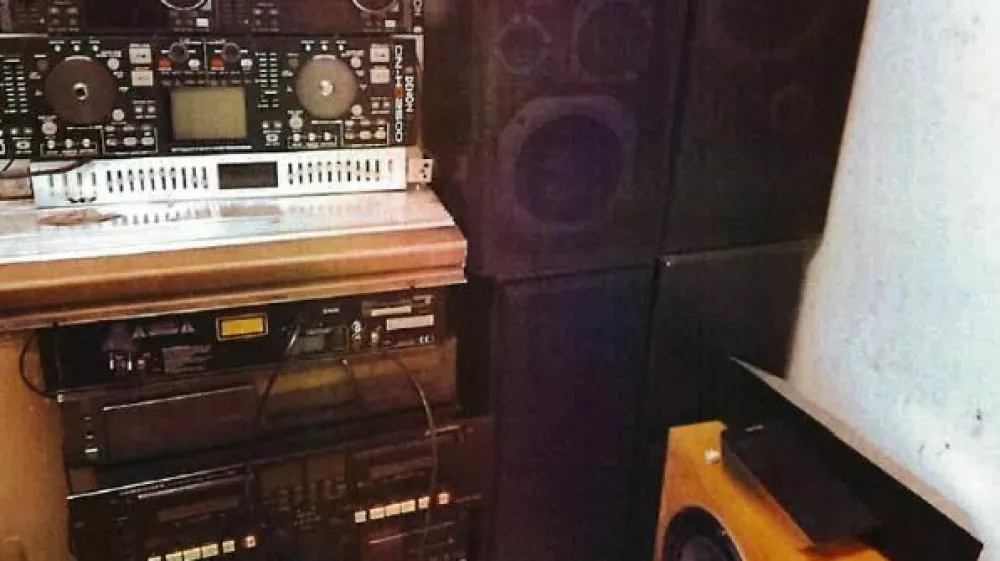 Mo&scaron;kemu, ki je s predvajanjem glasne glasbe večkrat kr&scaron;il javni red in mir, so zasegli naprave. 