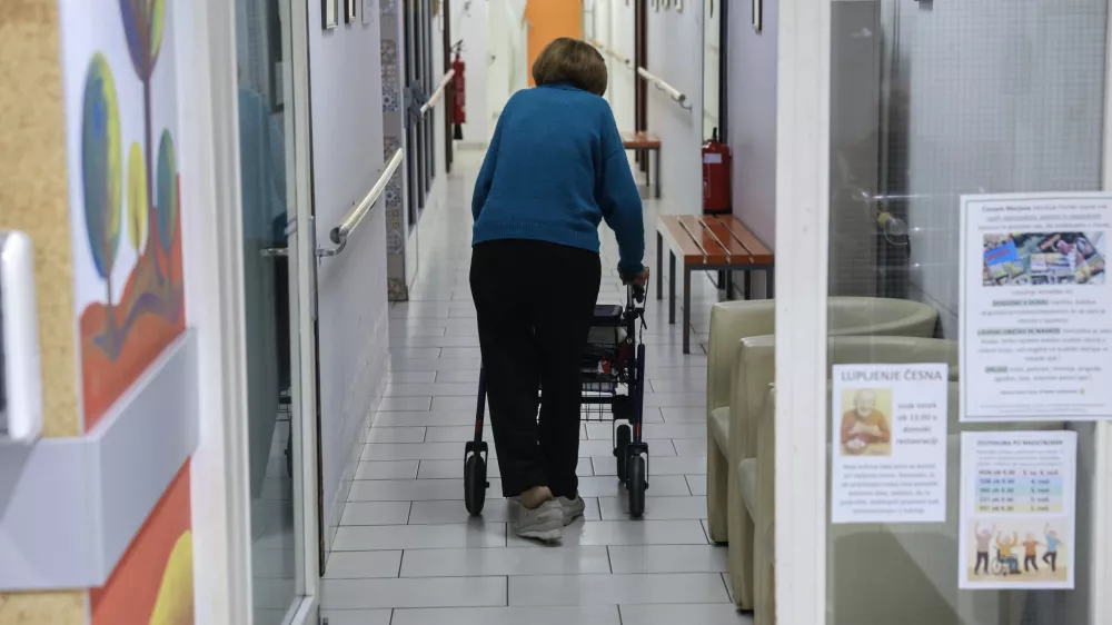 - 05.12.2025 - Robert Golob je obiskal Dom Starej&scaron;ih Občanov &Scaron;i&scaron;ka- starost, starostniki, dolgotrajna oskrba//FOTO: Jaka Gasar