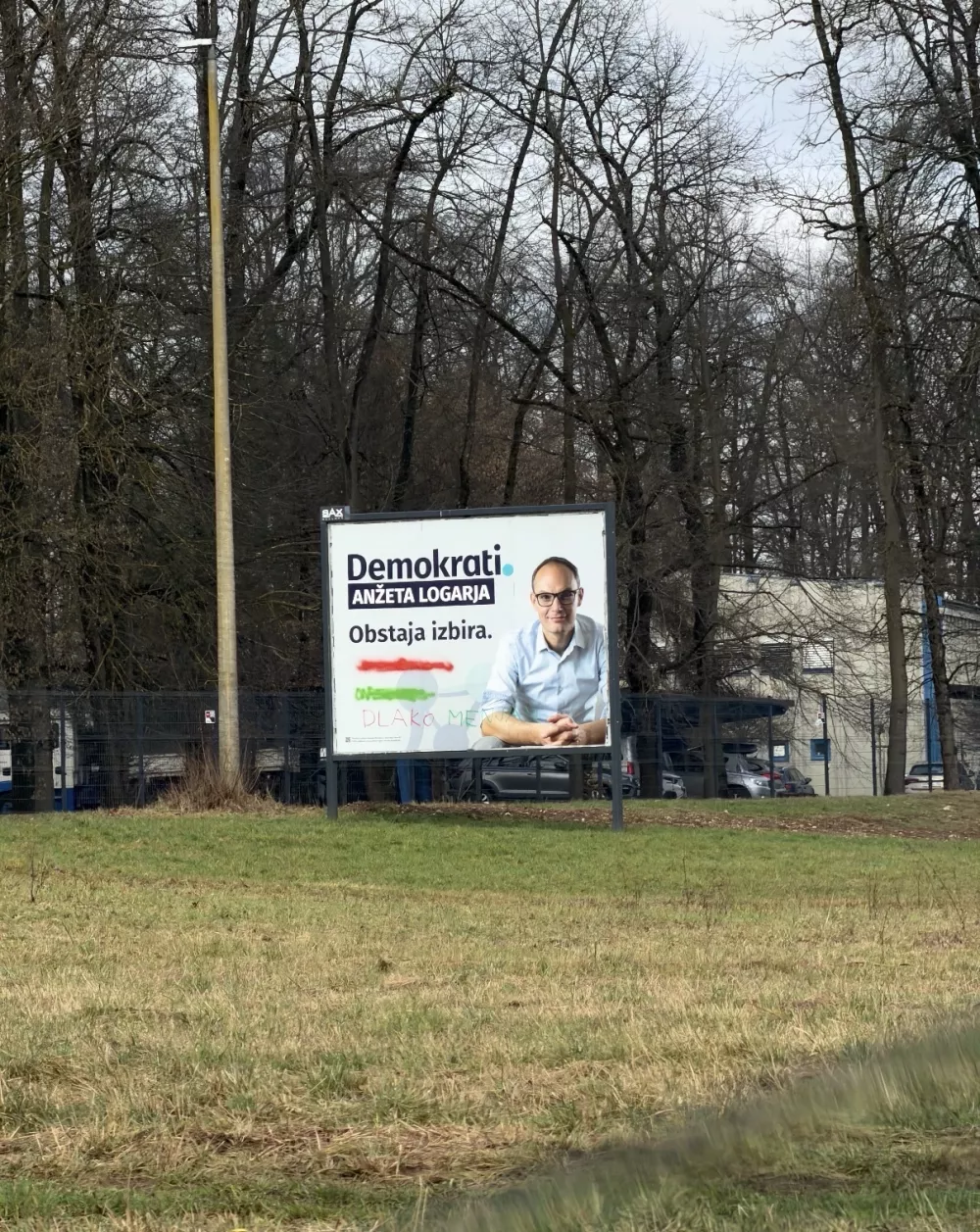 Po&scaron;kodovani plakati stranke Demokrati Anžeta Logarja. 5. marec 2026Avtor: Demokrati Anžeta Logarja