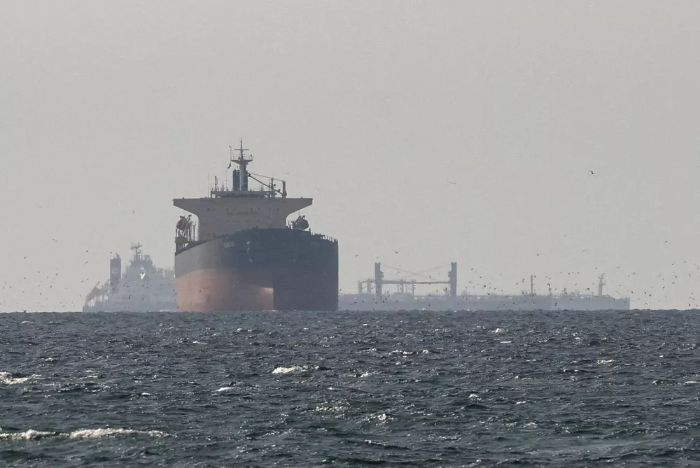FILE PHOTO: Tankers sail in the Gulf, near the Strait of Hormuz, as seen from northern Ras al-Khaimah, near the border with Oman's Musandam governance, amid the U.S.-Israeli conflict with Iran, in United Arab Emirates, March 11, 2026. REUTERS/Stringer/File Photo / Foto: Stringer