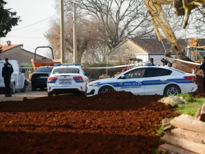 V Filipinih pri Poreču so v družinski hi&scaron;i v četrtek odkrili trupla treh oseb. 