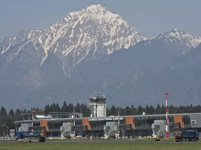 - Aerodrom Ljubljana - Letali&scaron;če Jožeta Pučnika Brnik - začasno zaprtje vzletno-pristajalne steze ljubljanskega letali&scaron;ča zaradi obnove//FOTO: Jaka Adamič 