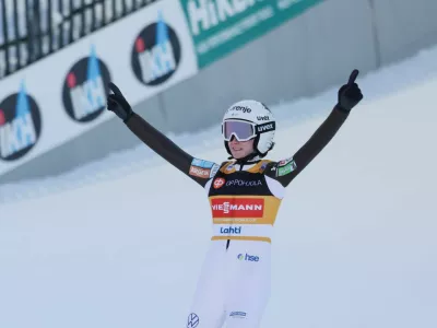 Veselje Nike Prevc po petnajsti zmage sezone in potrditvi skupne zmage za sezono 2025/26. 