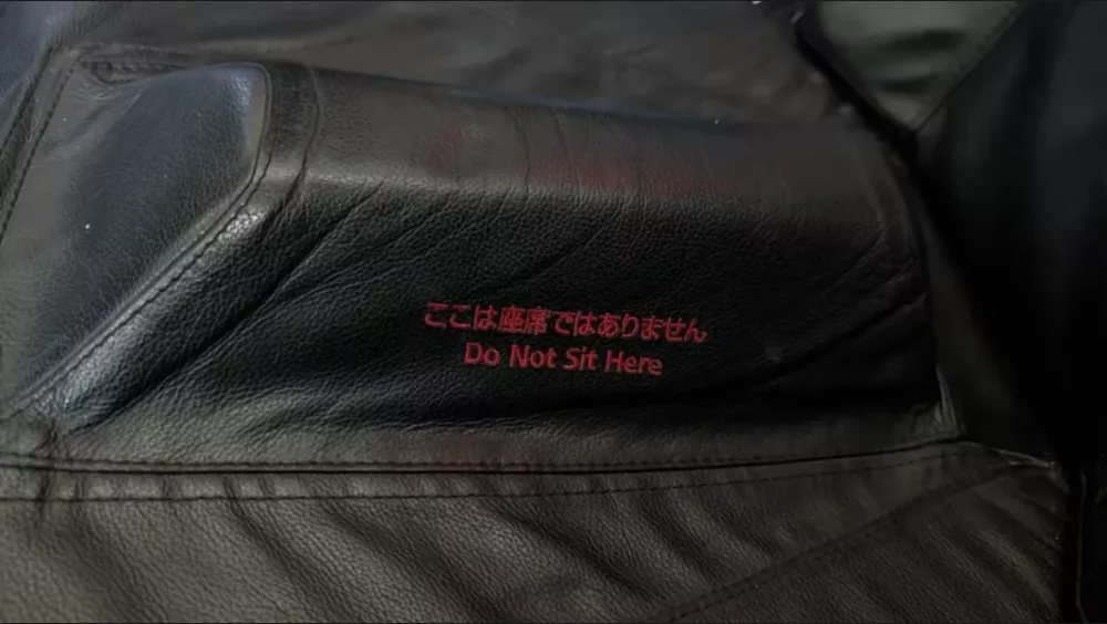 Na njem je opozorilo, da tam ne smemo sesti. / Foto: Reddit/themoldyone