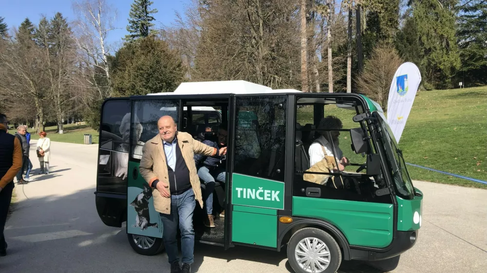 Na Bledu brezplačna električna minibusa