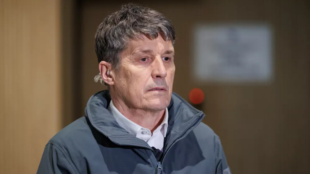 Brnik, Letalisce Jozeta Pucnika.Prihod prvih Slovencev z Bliznjega vzhoda v domovino.Minister za obrambo Borut Sajovic.