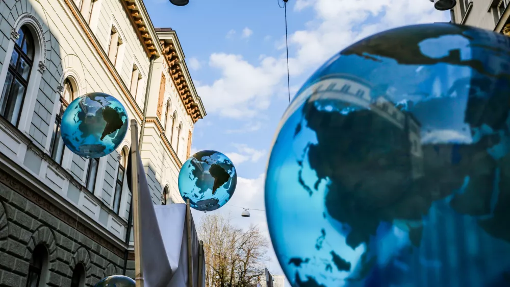 simbolična fotografija, zemlja, globalno segrevanje, ekologija, ekolo&scaron;ka politika, okoljevarstvo- 29.03.2017 - podnebni shod v okviru globalnega gibanja Break Free, ki zahteva konec obdobja fosilnih goriv v organizaciji Greenpeace Slovenija - protest pred Vlado RS -    //FOTO: Bojan Velikonja / Foto: Bojan Velikonja