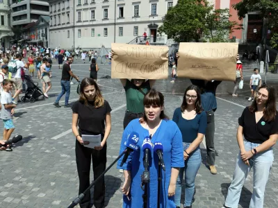 Nika Kovač, direktorica In&scaron;tituta 8. marec - 11.08.2023 &ndash; Pre&scaron;ernov trg - novinarska konferenca mednarodne zasedbe okoljskih borcev Fridays for future iz Avstrije, Nemčije in Hrva&scaron;ke ter In&scaron;tituta 8. marec, na kateri so predstavili mednarodni poziv Evropski uniji o celostni obravnavi okoljskih problemov in enakopravni obravnavi vseh držav//FOTO: Tomaž Skale