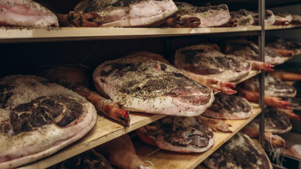  F Damijan Simčič klinec_prsuti_klobase_priprava