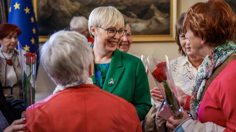 Ljubljana, predsedniska palaca.Dogodek ob mednarodnem dnevu zensk, v okviru katerega so si obiskovalke ogledale delovne in protokolarne prostore predsedniske palace ter se srecale s predsednico republike Nataso Pirc Musar.