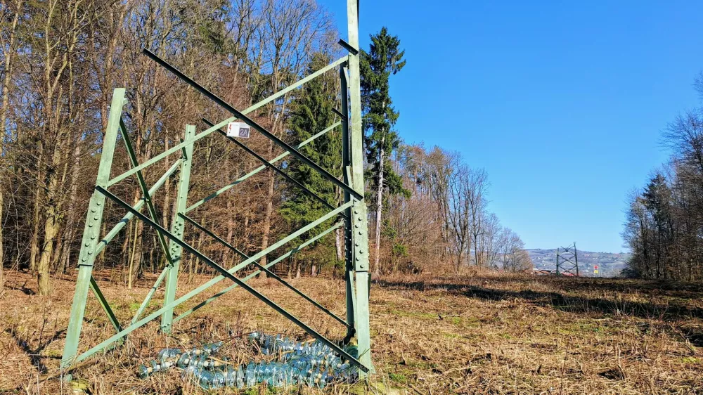 Zakaj Elektro Maribor ni zakrpal podrtega daljnovoda?