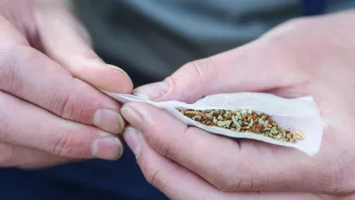 Zvijanje jointa, marihuana, kajenje marihuane, indijska konoplja- 22.04.2015 - Marihuana mar&scaron; 2015 - tradicionalni shod proti prohibiciji konoplje in za liberalizacijo zakonskega področja prepovedanih drog v organizaciji &Scaron;tudentske organizacije Univerze v Ljubljani;  //FOTO: Bojan Velikonja