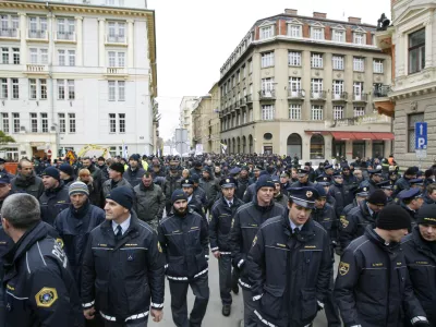 - 10.12.2015 - Policijska stavka - Policisti, ki stavkajo že od 18.novembra so se zopet zbrali pred vlado in parlamentom na protestnem shodu, s katerim želijo javnosti in predvsem vladi pokazati, da so enotni in odločeni vztrajati pri uveljavitvi zapisanih zavez, med drugim povečanje plač za 35 odstotkov in izplačilo presežnih ur, hkrati pa opozorili na neurejen status in neustrezno opremo - protestni shod - //FOTO: Tomaž Skale