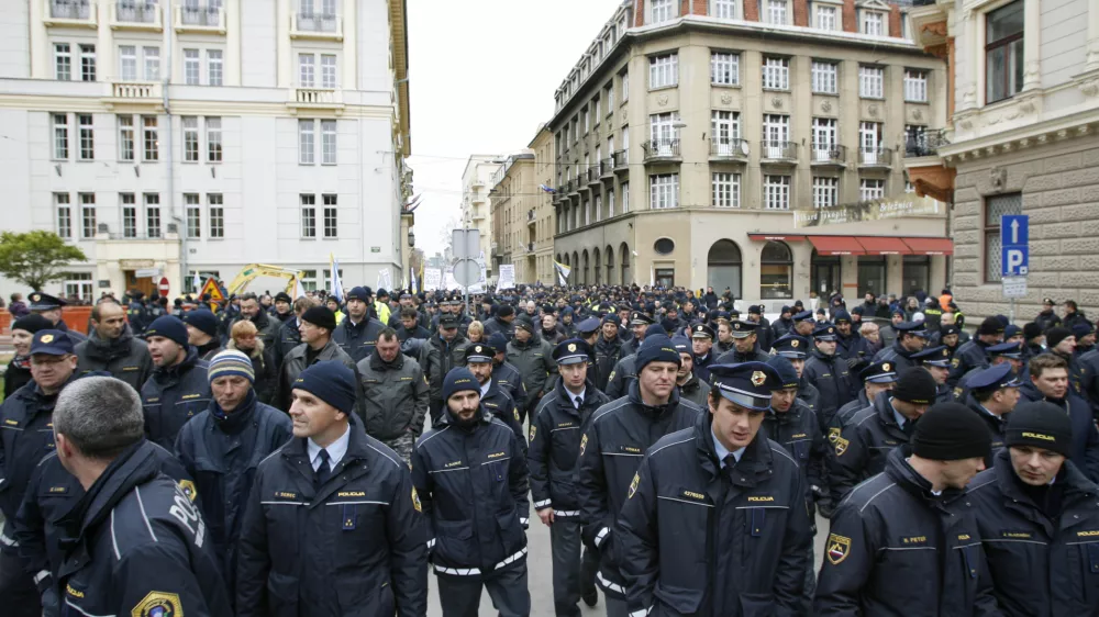 - 10.12.2015 - Policijska stavka - Policisti, ki stavkajo že od 18.novembra so se zopet zbrali pred vlado in parlamentom na protestnem shodu, s katerim želijo javnosti in predvsem vladi pokazati, da so enotni in odločeni vztrajati pri uveljavitvi zapisanih zavez, med drugim povečanje plač za 35 odstotkov in izplačilo presežnih ur, hkrati pa opozorili na neurejen status in neustrezno opremo - protestni shod - //FOTO: Tomaž Skale