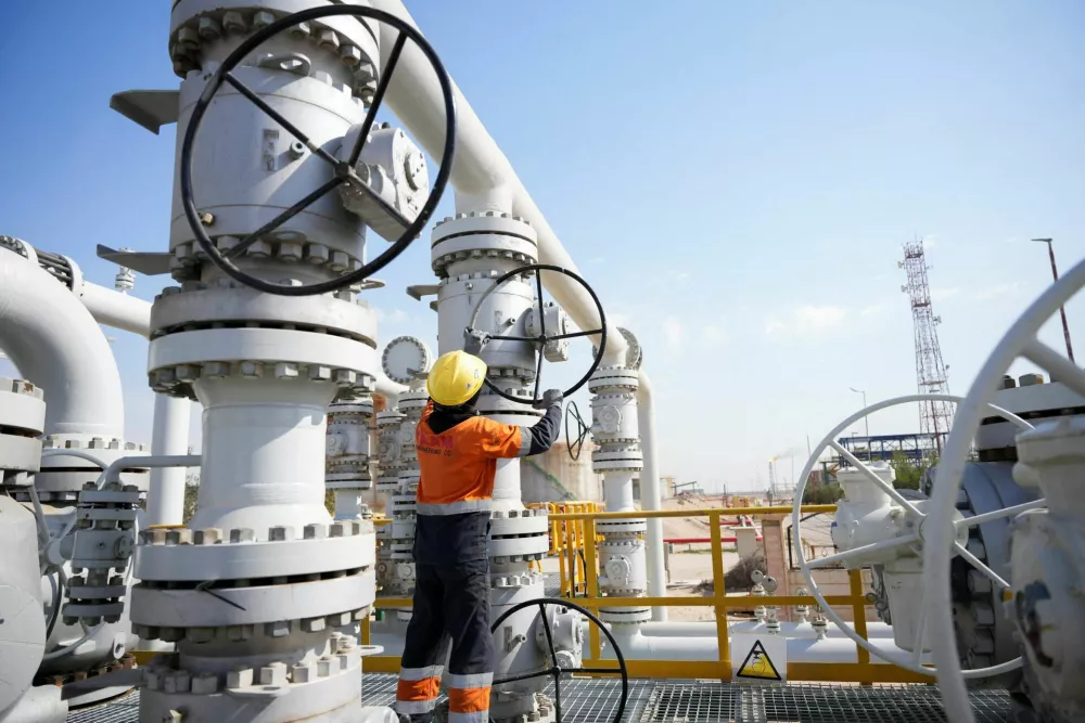 FILE PHOTO: A worker operates valves at the Rumaila oil field, as the country cuts nearly 1.5 million barrels per day of output amid halted exports following the closure of the Strait of Hormuz, in Basra, Iraq, March 4, 2026. REUTERS/Essam Al-Sudani/File Photo