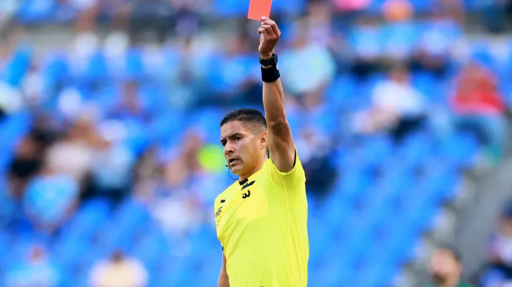 Soccer Football - Liga MX - Cruz Azul v Atletico San Luis - Estadio Cuauhtemoc, Puebla, Mexico - March 7, 2026 Referee Vicente Jassiel Reynoso Arce shows a red card to Atletico San Luis' Eduardo Aguila REUTERS/Eloisa Sanchez