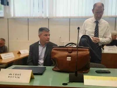 Uro&scaron; Rotnik in odvetnik Mitja Jelenič Novak na sojenju, 26.8.