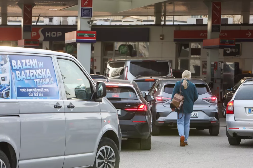 Podražitev goriv vlada omejila z znižanjem tro&scaron;arin: Koliko bo treba od&scaron;teti za poln rezervoar?