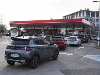 09.03.2026. - Povečan promet na črpalki Petrol na Trža&scaron;ki cesti v Ljubljani pred podražitvijo goriv zaradi vojne na Bližnjem Vzhodu. Foto: Bojan Velikonja